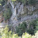 ...und erreichen die kleine Schlucht Aua da la Fopeta, wo der Wanderweg aus dem Felsen gehauen wurde