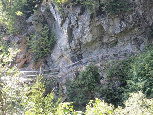 ...und erreichen die kleine Schlucht Aua da la Fopeta, wo der Wanderweg aus dem Felsen gehauen wurde