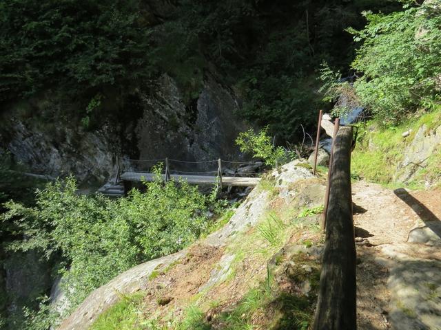 wieder wird die kleine Schlucht wie schon die anderen davor, über eine Holzbrücke überwunden