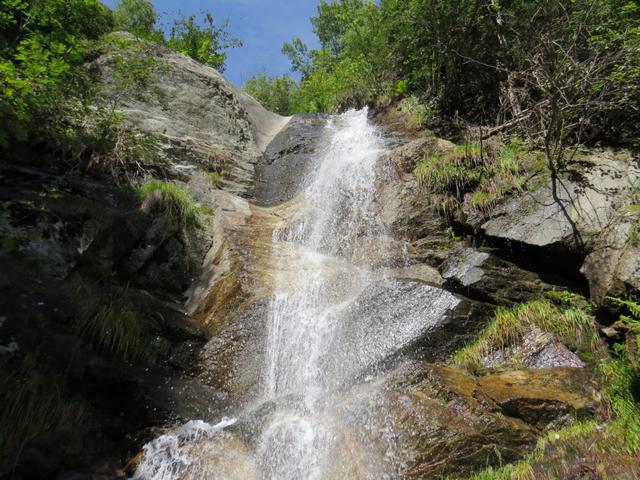 bei der Aua da la Peista wo das Wasser in Kaskaden herab stürzt