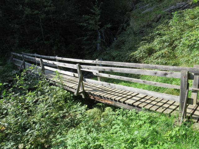 über eine Holzbrücke überqueren wir den wilden Agua da la Chisturna...