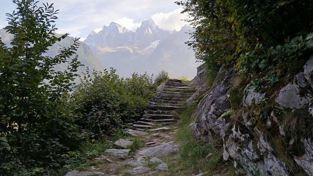 gegenüber dominiert der Pizzo Cengalo und der massive Pizzo Badile mit seinem markanten Nordpfeiler und der Steilwand