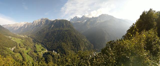 superschönes Breitbildfoto mit Blick auf fast das ganze Val Bregaglia