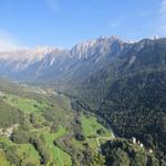 überwältigende Aussicht hinab ins Tal, zur Burg Castelmur und hinüber zu den imposanten Granitbergen