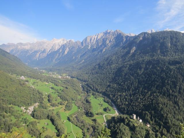 überwältigende Aussicht hinab ins Tal, zur Burg Castelmur und hinüber zu den imposanten Granitbergen