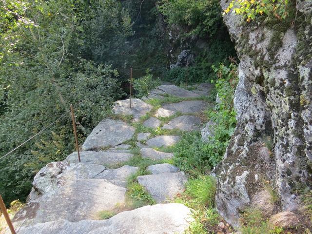 zwischen den einzelnen Stadel und Hütten ist der Weg sehr schön mit Granitplatten ausgelegt