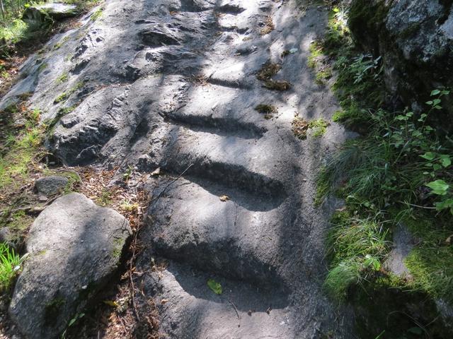 auf einem Teilstück sind Treppen aus dem Felsen gemeisselt worden. Was für eine harte Arbeit!