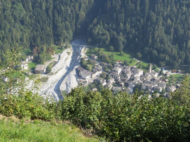 Tiefblick ins Val Bondasca und nach Bondo, wo der Bergsturz 2017 eine gigantische Schneise hinterlassen hat