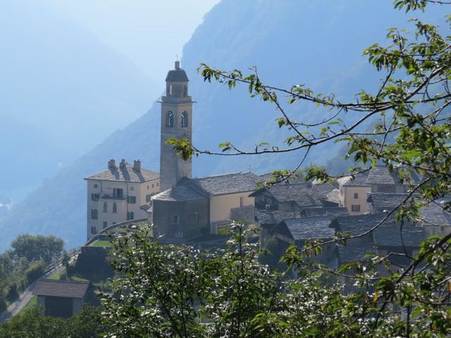 ...und vor uns taucht der Bilderbuchort Soglio 1097 m.ü.M. auf. Soglio ist das Juwel des Bergells