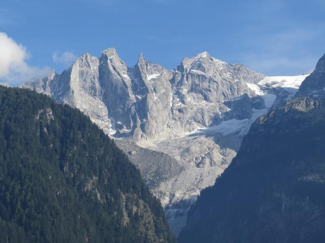 am auffälligsten ist die Sciora-Gruppe, der Pizzo Cengalo und der Pizzo Badile das Wahrzeichen des Bergells