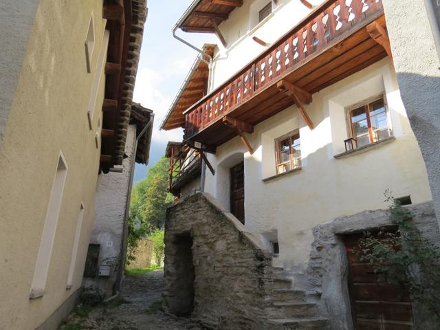 ...mit Steinplatten gedeckten Häuser und die dazwischen liegenden Ställe sind aus Bergeller Gneis