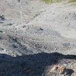 Tiefblick in die Mulde von Traunter Ovas. Gut ersichtlich der Bergweg der die Mulde durchquert