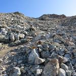 über einen teilweise rutschigen gerölligen Bergweg,...