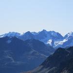 das Bernina Massiv leuchtet in strahlendem Weiss