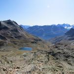 Piz Nair, der schöne Bergsee Lej Suvretta und dahinter das Bernina-Massiv. Wunderschön
