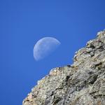 ...und der Mond der hinter den Felsen verschwindet