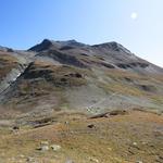 vor uns türmt sich der Piz Nair in den blauen Himmel