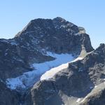 der felsige Gipfelaufbau des Piz Julier, mit seinem kleinen Gletscher im Gegenlicht