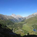 am Ende des Val d'Alvra erkennen wir den Piz Ela. Der Piz Ela ist die höchste Erhebung der Bergüner Stöcke