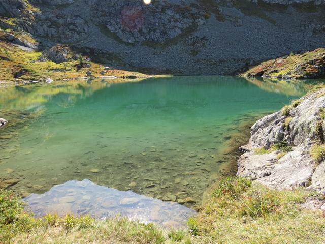 nach dem durchqueren des kleinen Val Pedret taucht vor uns der erste kleinere namenslose Bergsee auf