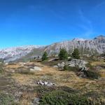 sehr schönes Panorama vom See aus gesehen. Links der Piz Ela, rechts der Igl Compass