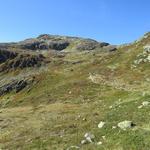 die markierte und immer gut ersichtliche Route, holt zu einem Bogen an den Hängen zur Rechten aus