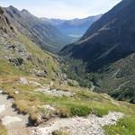 wir blicken hinunter in das Val Bever, wo sich der Beverin ins Oberengadin hinunter schlängelt