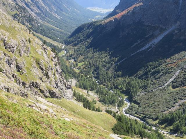 während dem hinunterlaufen, bestaunen wir die Aussicht in das sehr schöne Val Bever