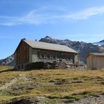 wo wir kurz danach die auf eine Geländekanzel befindliche Chamanna Jenatsch 2653 m.ü.M. erreichen