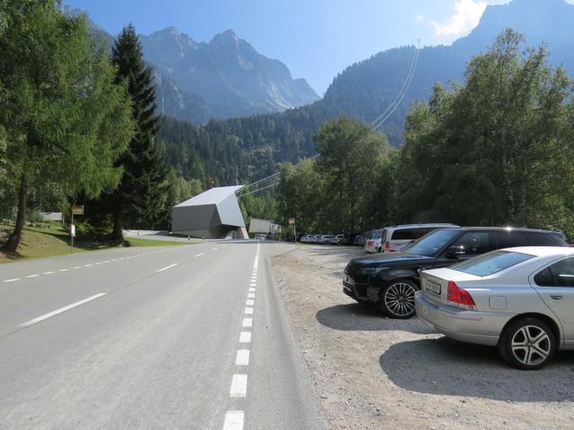 bei den Parkplätzen bei der Postautohaltestelle Pranzaira 1192 m.ü.M. parkieren wir das Auto