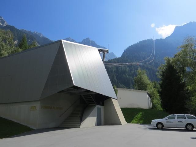 von der Talstation der Seilbahn, führt ein steiler, schmaler und kräftezehrender Bergpfad hinauf zur Staumauer