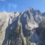 wir schweben durch den Schwindel erregenden Abgrund des Val d'Albigna hinauf