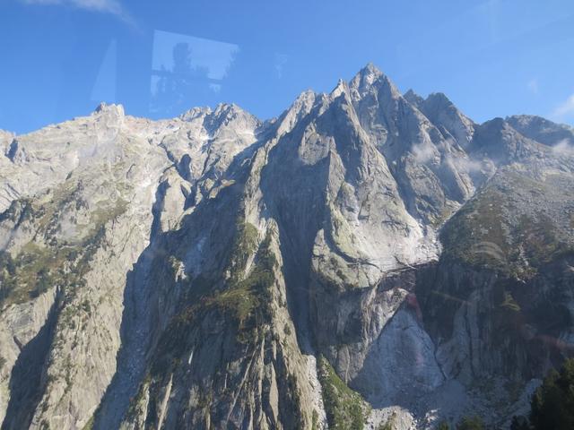 wir schweben durch den Schwindel erregenden Abgrund des Val d'Albigna hinauf