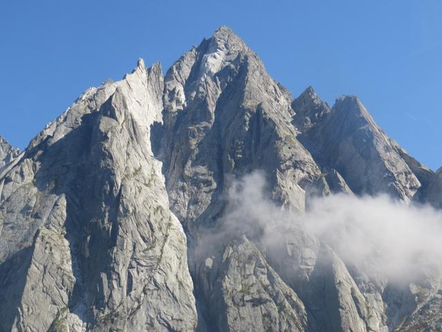 um uns die Bergeller Berge aus Granit. Hier der Piz Balzet