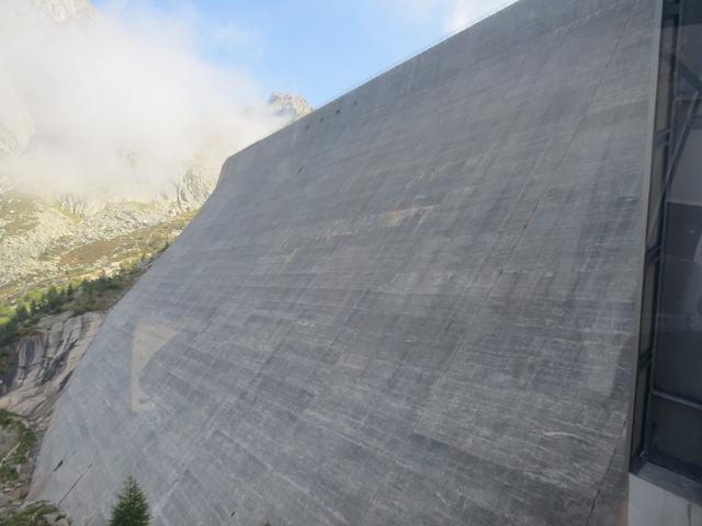 leicht unterhalb der Bogenstaumauer des Albigna Stausee, liegt die Bergstation