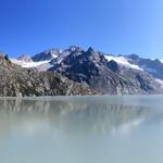 was für eine traumhafte Aussicht! hinter dem Seebecken mit seinem grünlichen Wasser, erheben sich die Granit Berge