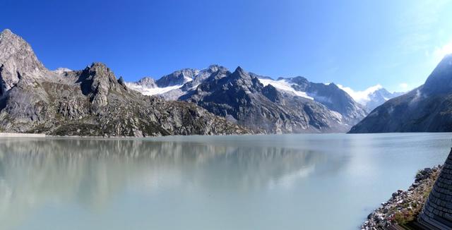 was für eine traumhafte Aussicht! hinter dem Seebecken mit seinem grünlichen Wasser, erheben sich die Granit Berge