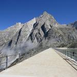 für den Hüttenanstieg überqueren wir die 800 Meter lange Staumauer. Direkt vor uns der Piz Balzet