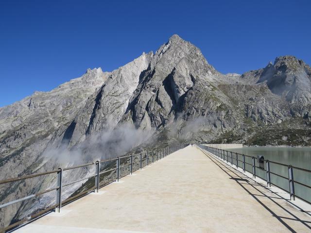 für den Hüttenanstieg überqueren wir die 800 Meter lange Staumauer. Direkt vor uns der Piz Balzet