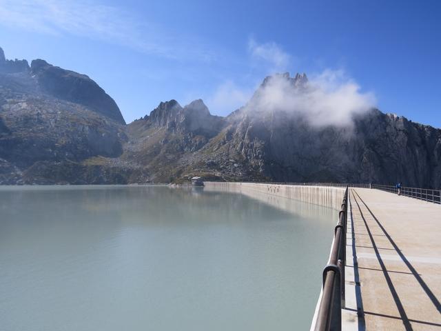 Blick zurück zur Bogenstaumauer, die mit ihrem grauen Beton gar nicht so schlecht in die Landschaft passt