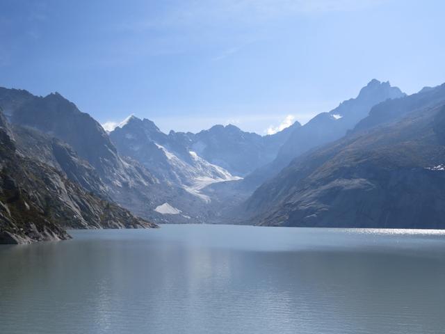 Blick über das grosse Seebecken zur lang gestreckte Senke am Zungenende des Albignagletschers