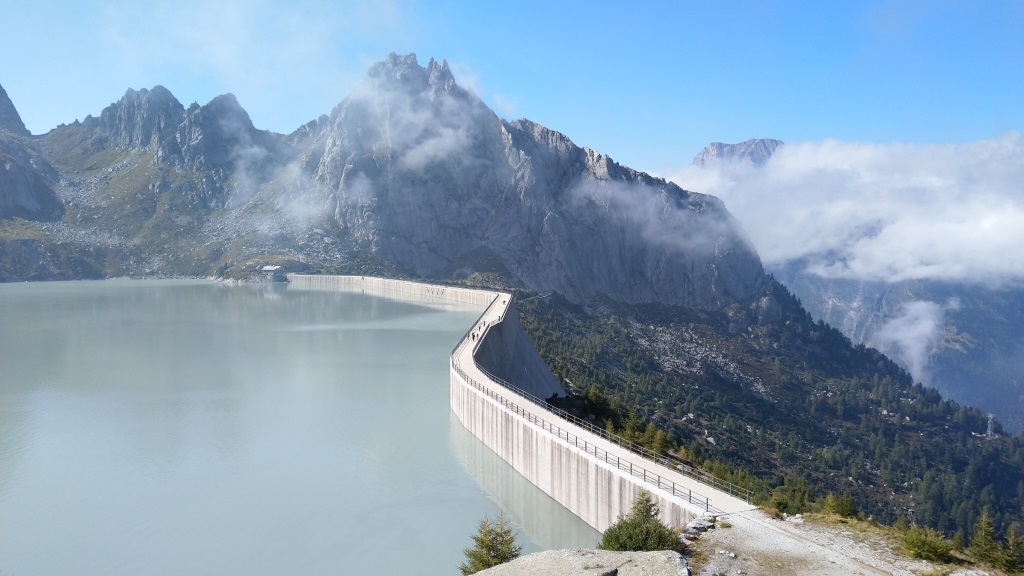 nach dem überqueren der Staumauer (das einzige gerade Wegstück des Wandertages),...