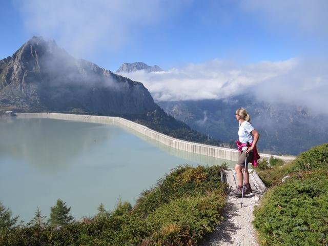 auf diesem traumhaft schönen Hüttenweg, muss man! immer wieder stehen bleiben und die Aussicht geniessen