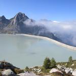 hinter der Staumauer erheben sich die Wände des Spazzacaldera. Das Kletterparadies mit der berühmten Fiamma