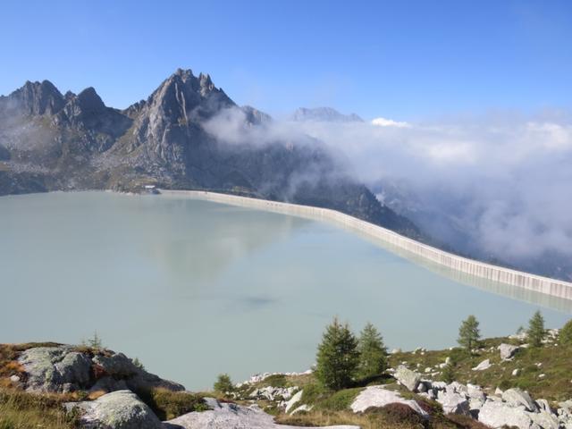 hinter der Staumauer erheben sich die Wände des Spazzacaldera. Das Kletterparadies mit der berühmten Fiamma