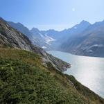Blick über den Albignasee zu den wild zerrissenen Berge aus grauem Granit und zum Albigna Gletscher