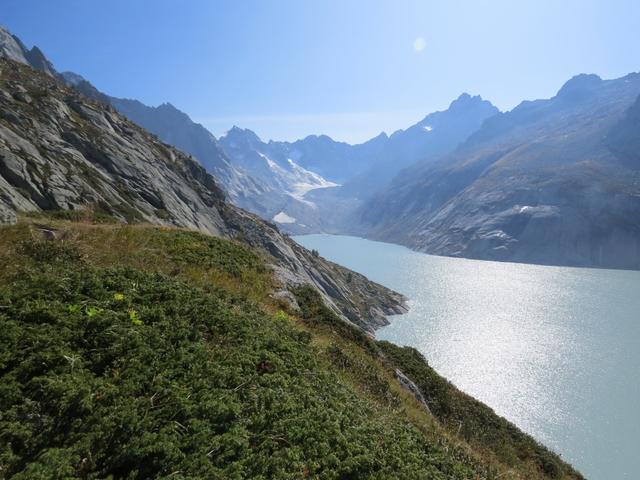 Blick über den Albignasee zu den wild zerrissenen Berge aus grauem Granit und zum Albigna Gletscher