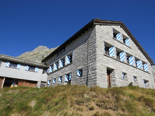 wir erreichen die auf der Ostseite des Albigna Stausee, 170 m über dem See stehende Capanna da l'Albigna 2332 m.ü.M.