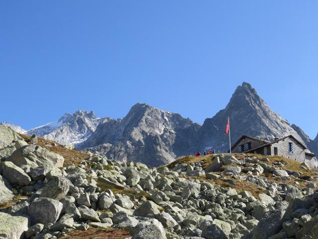 ein letzter Blick zurück zur Capanna da l'Albigna und die Punta da l'Albigna