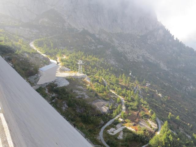Blick hinunter zur Bergstation der Seilbahn